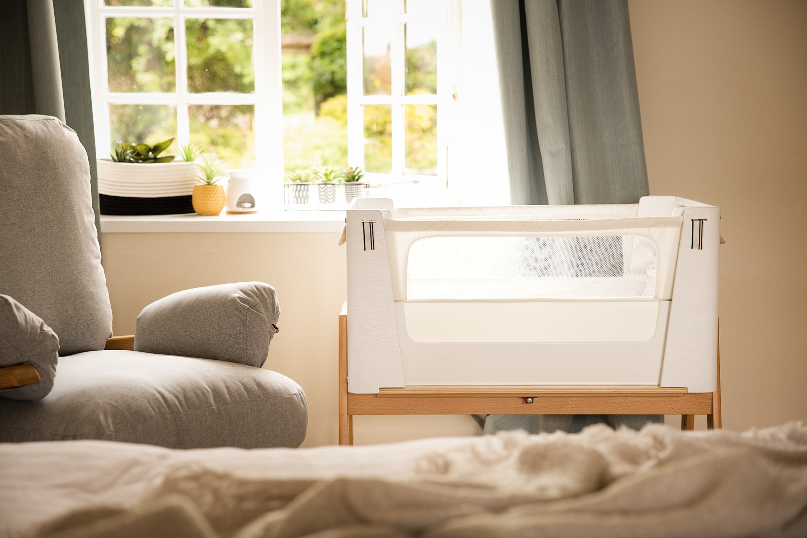 Gaia-baby-bedside-sleeper